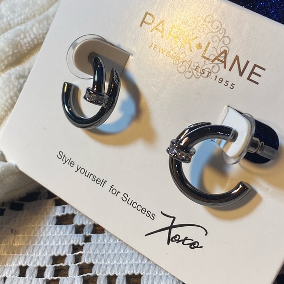 NWT 💥 DESIGNER INSPIRED CREST NAIL SMALL HOOPS HEMATITE WITH CRYSTALS EARRINGS - Picture 4 of 10